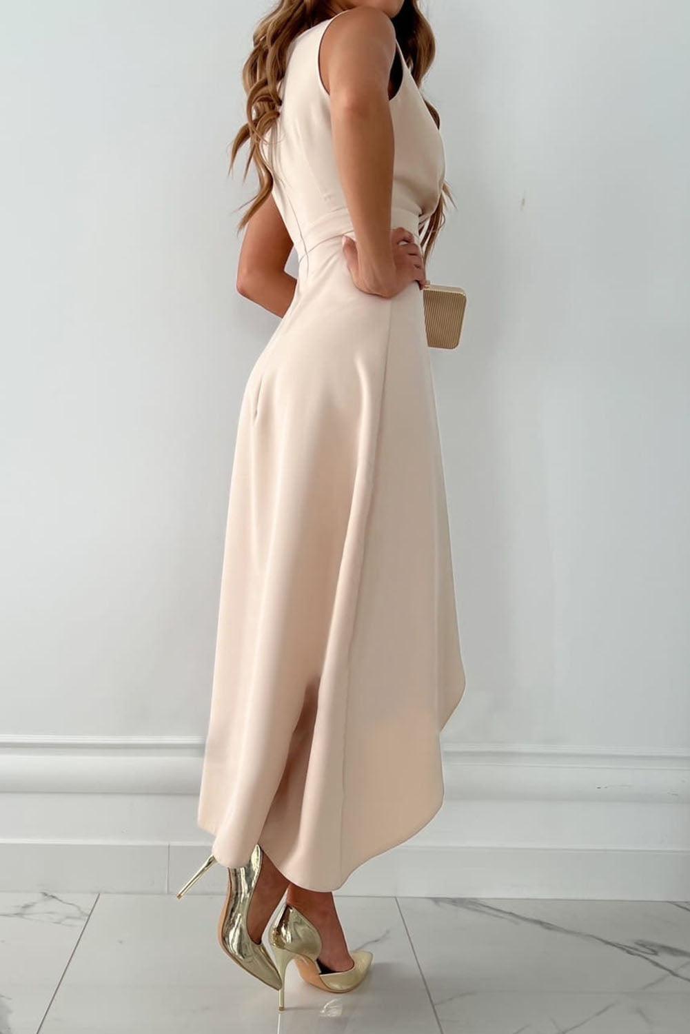 Celeste – Vestido beige elegante con bajo asimétrico