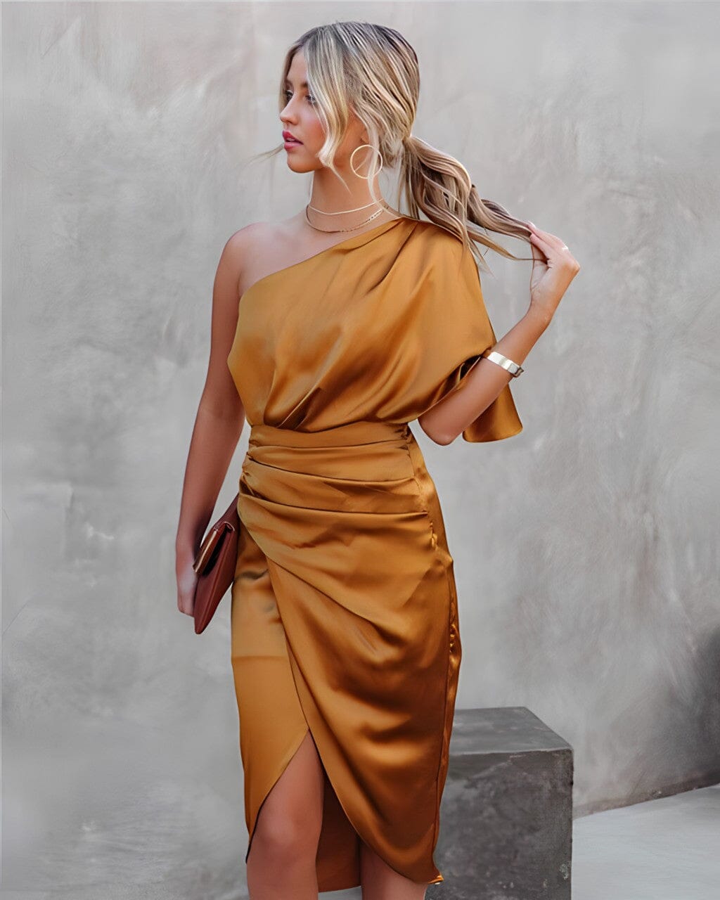 Dhalia - Vestido midi asimétrico satén deslumbrante