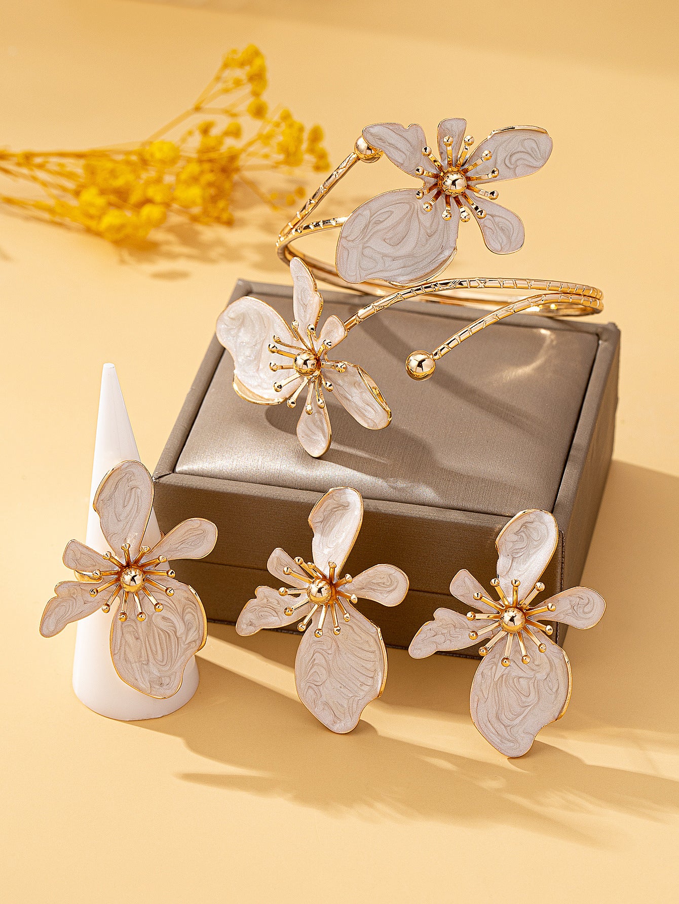 Flora - Conjunto de joyas de tres piezas con flores