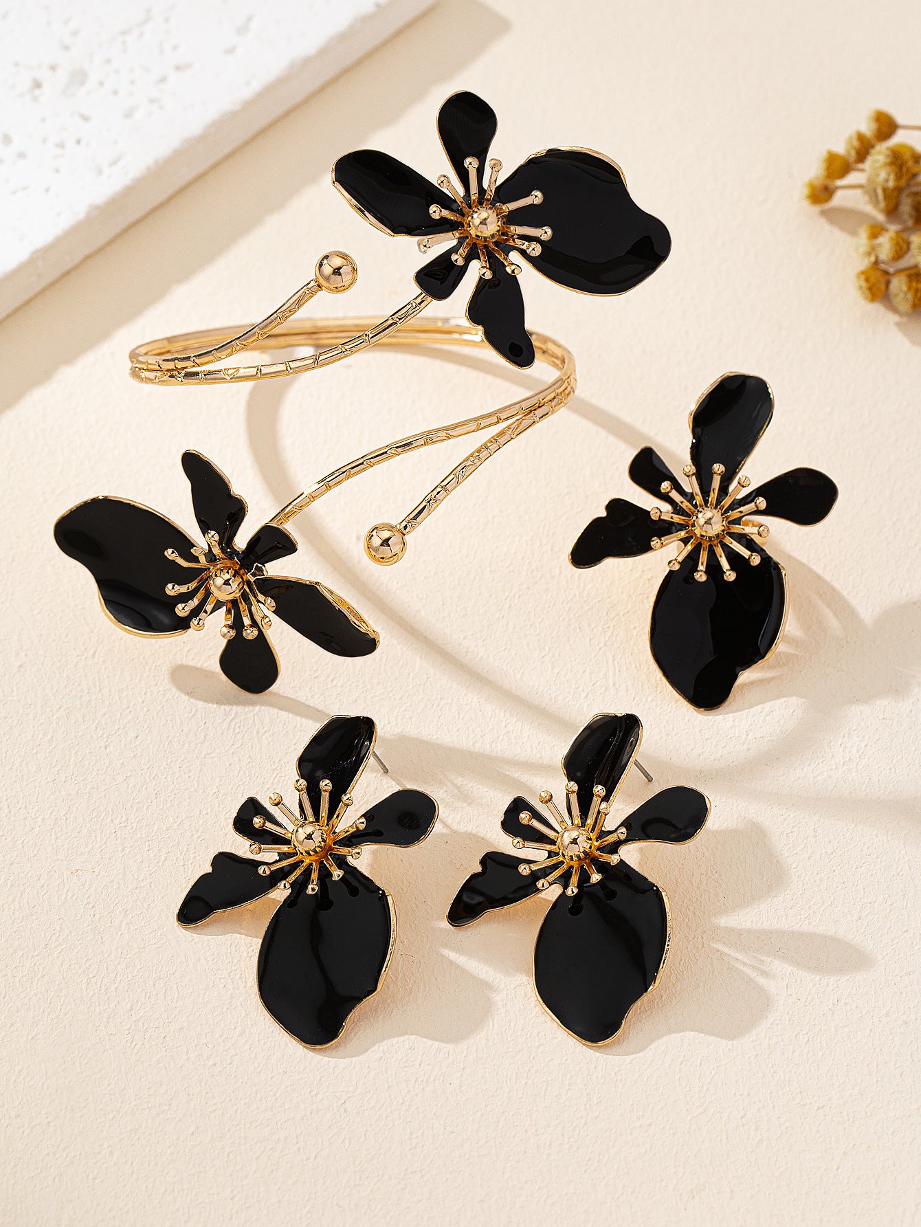 Flora - Conjunto de joyas de tres piezas con flores