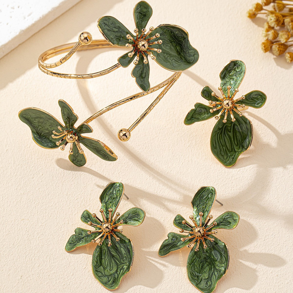 Flora - Conjunto de joyas de tres piezas con flores